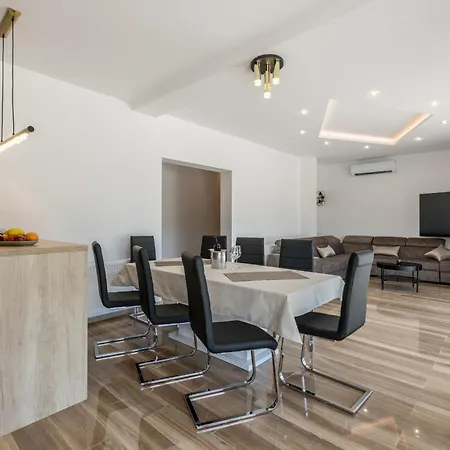 Villa Sky D *
